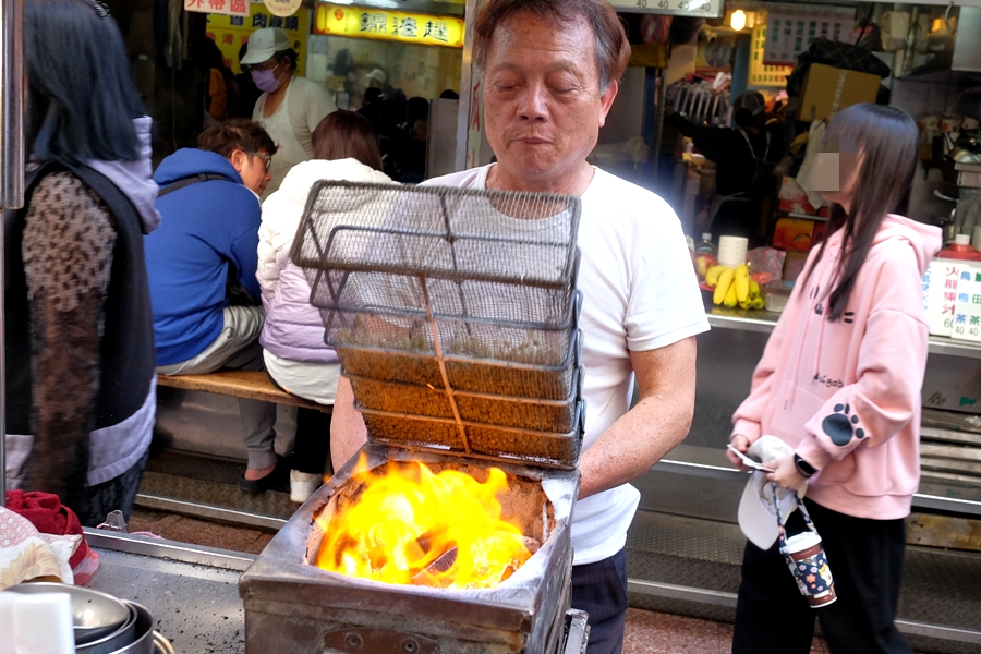 基隆炭烤豌豆。放屁豆快消失？阿公古早味僅此一家，傳承數十年的懷舊零嘴！ @蹦啾&hearts;謝蘿莉 La vie heureuse