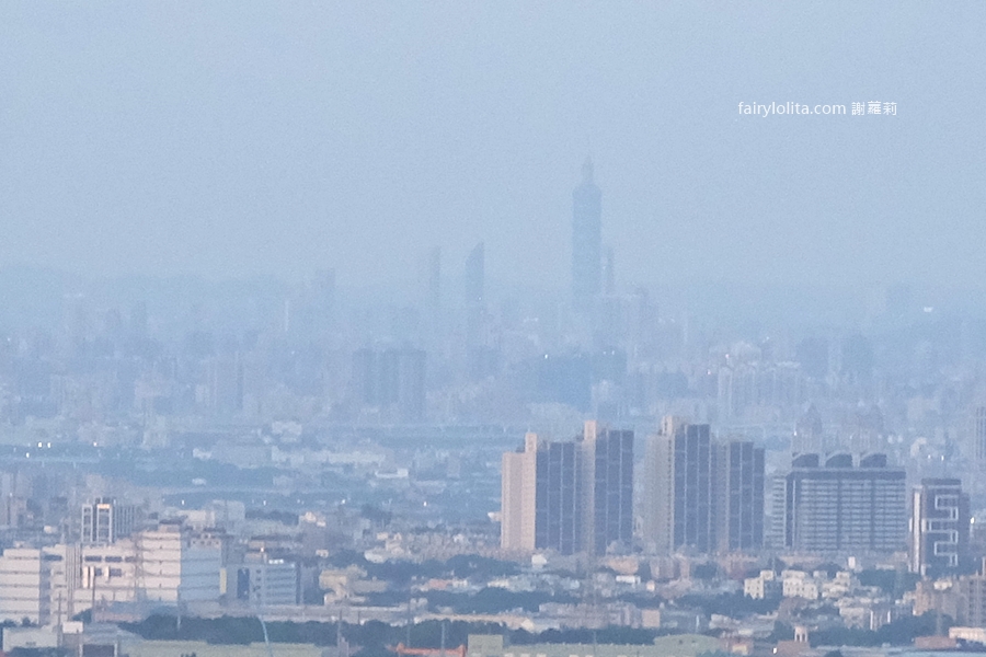 白圍牆地中海景觀咖啡。桃園竟藏著地中海希臘小島!龍潭絕美百萬夜景秘境,還能遠眺台北101! @蹦啾♥謝蘿莉 La vie heureuse 白圍牆地中海景觀咖啡。桃園竟藏著地中海希臘小島!龍潭絕美百萬夜景秘境,還能遠眺台北101! @蹦啾♥謝蘿莉 La vie heureuse