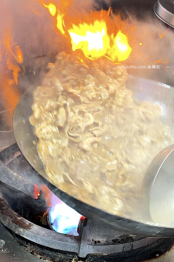桃鶯炒羊肉。深夜想吃炒羊肉？桃園這家只要百元，飲料無限暢飲，CP值高到誇張！ @蹦啾&hearts;謝蘿莉 La vie heureuse