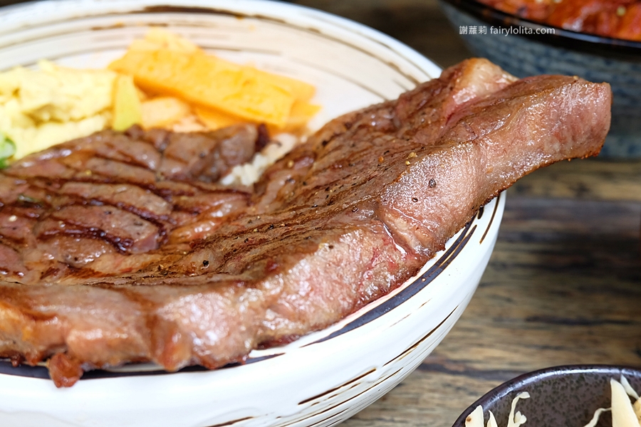 台中美食 | 沐丼～餵飽大食怪。史上最狂丼飯，13盎司巨無霸比臉還要大！90元吃飽飽，熱湯、小菜、麥茶、沙拉通通無限吃！ @蹦啾♥謝蘿莉 La vie heureuse