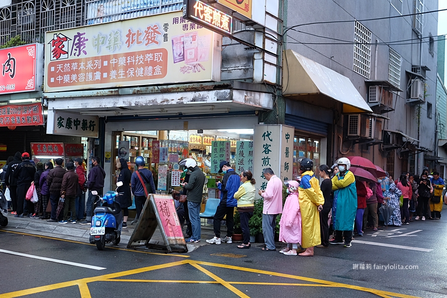 烹鼎鵝肉。Google分數高達4.6，人潮滿到隔壁巷子口，大排長龍、只為這碗鵝肉飯！ @嘿!部落!