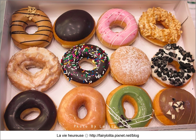 台北甜點 | krispy kreme doughnuts。讓人瘋狂的美國夢幻甜甜圈登台，好好吃呀！(市政府站) @蹦啾♥謝蘿莉 La vie heureuse