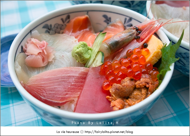 《東京中央區♥食記》築地市場。日本最大魚市場，決不能錯過無敵海鮮丼，還有必吃的超大烤牡蠣及海膽扇貝呦！ @蹦啾♥謝蘿莉 La vie heureuse