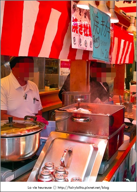 《東京中央區♥食記》築地市場。日本最大魚市場，決不能錯過無敵海鮮丼，還有必吃的超大烤牡蠣及海膽扇貝呦！ @蹦啾♥謝蘿莉 La vie heureuse