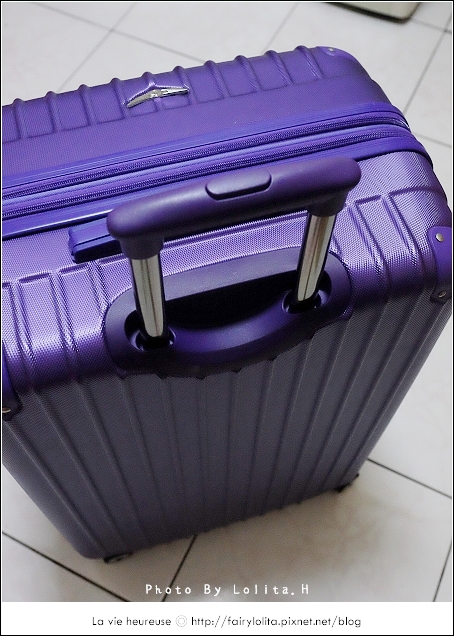 《購物♥旅行好物》Easy Flyer ABS 炫彩系列 浪漫紫(28吋)。輕巧好拉，貼心的加大容量設計，完全不用擔心爆行李呦！ @蹦啾♥謝蘿莉 La vie heureuse
