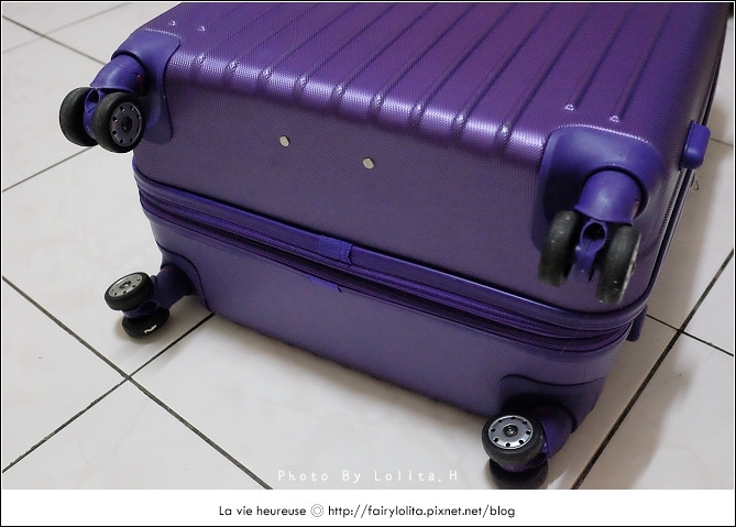 《購物♥旅行好物》Easy Flyer ABS 炫彩系列 浪漫紫(28吋)。輕巧好拉，貼心的加大容量設計，完全不用擔心爆行李呦！ @蹦啾♥謝蘿莉 La vie heureuse