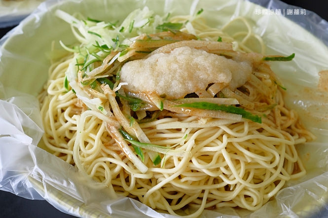 桃園小吃 | 懷珍饌精緻涼麵。清晨六點半開賣，只賣一種主食，生意好到人潮都快從店裡滿出來了！ @蹦啾♥謝蘿莉 La vie heureuse
