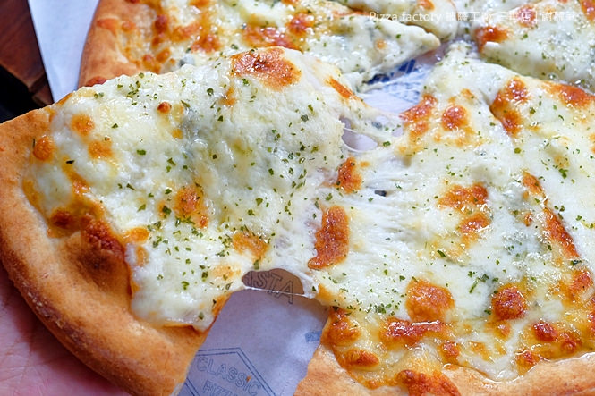 《三重♥食記》Pizza factory 披薩工廠(三重店) 。超酷PIZZA，內餡裡面竟然包剝皮辣椒，起司大器又豪邁，就連義大利麵 燉飯 炸物也好好吃！(三重站) @蹦啾♥謝蘿莉 La vie heureuse