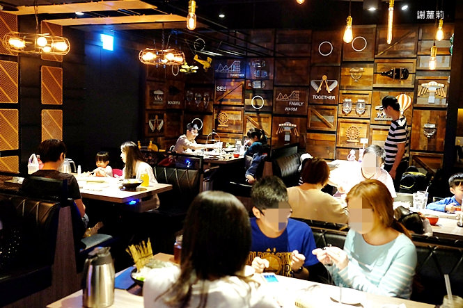 台中燒肉 | 燒肉同話(台中麗寶店)。期間限定「女子燒肉」，濃濃工業風的復古氛圍，吃巧吃飽、超高CP值燒肉推薦！ @蹦啾♥謝蘿莉 La vie heureuse