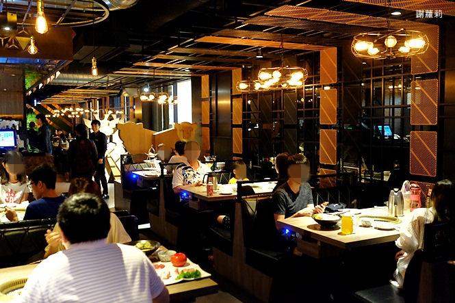 台中燒肉 | 燒肉同話(台中麗寶店)。期間限定「女子燒肉」，濃濃工業風的復古氛圍，吃巧吃飽、超高CP值燒肉推薦！ @蹦啾♥謝蘿莉 La vie heureuse