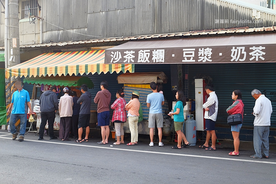 台南早餐 | 劉姐姐沙茶飯糰。每天只賣3小時，限時不到2小時就完售，在地人激推排隊早餐！