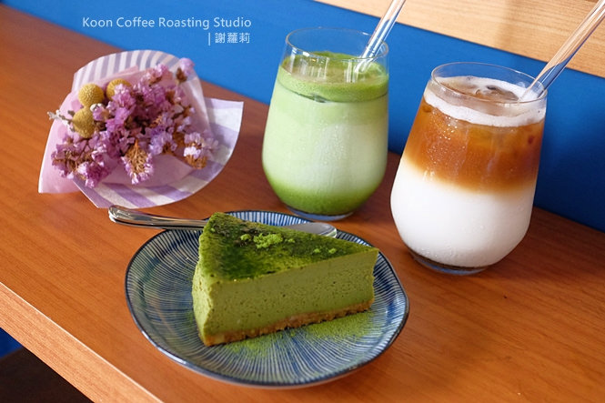 《三重♥食記》㒭 Koon Coffee Roasting Studio。不思議！三重竟然也有這麼美的咖啡館，簡約風的藍白海洋，藏在大樓裡的低調隱藏版！(三重站) @蹦啾♥謝蘿莉 La vie heureuse