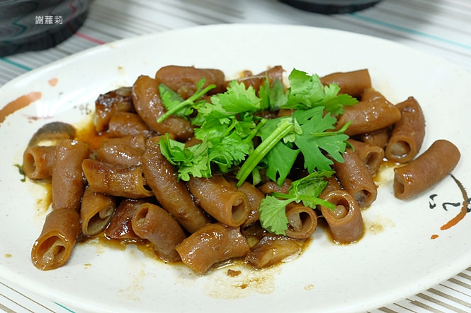 三重美食 | 蒜の肉羹(蒜の肉焿)。新開幕 小資價格超高CP值，主打肉焿，激推乾粿仔真是超級無敵好吃！(三重國小站) @蹦啾♥謝蘿莉 La vie heureuse