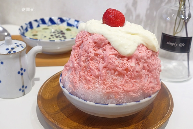 《三重♥食記》參好。季節限定，超可愛富士山造型草莓刨冰，多肉植物、乾燥花、繽紛花牆，藏身大樓裡的清新隱藏版！(菜竂站) @蹦啾♥謝蘿莉 La vie heureuse