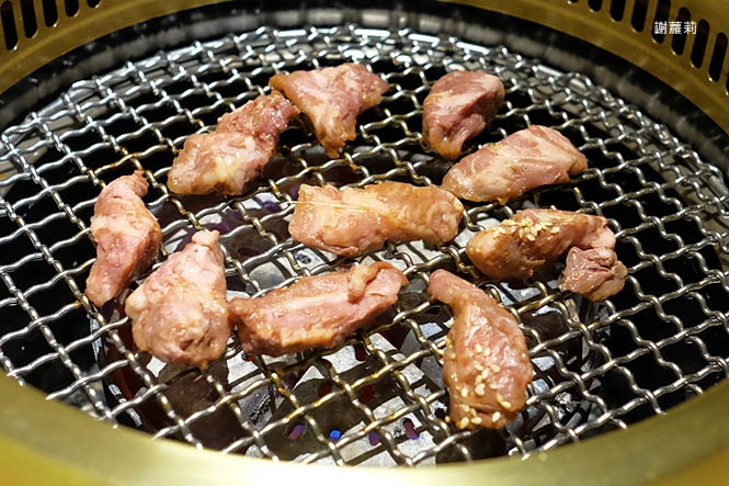台中燒肉 | 燒肉同話(台中麗寶店)。期間限定「女子燒肉」，濃濃工業風的復古氛圍，吃巧吃飽、超高CP值燒肉推薦！ @蹦啾♥謝蘿莉 La vie heureuse