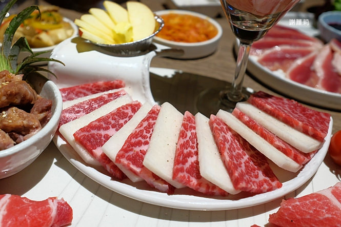 台中燒肉 | 燒肉同話(台中麗寶店)。期間限定「女子燒肉」，濃濃工業風的復古氛圍，吃巧吃飽、超高CP值燒肉推薦！ @蹦啾♥謝蘿莉 La vie heureuse