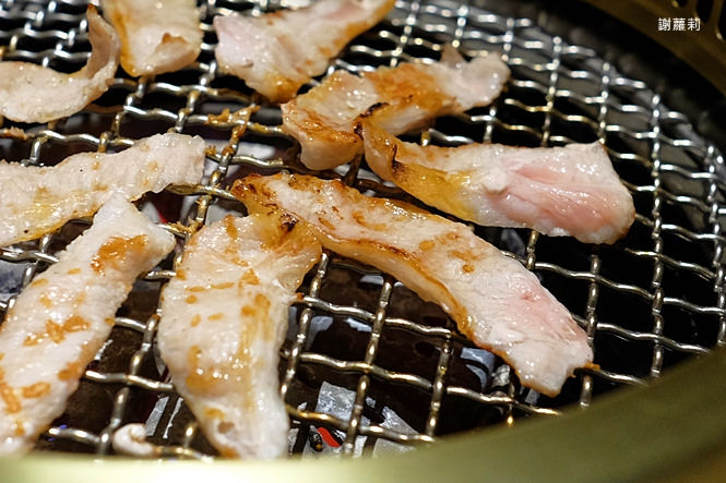台中燒肉 | 燒肉同話(台中麗寶店)。期間限定「女子燒肉」，濃濃工業風的復古氛圍，吃巧吃飽、超高CP值燒肉推薦！ @蹦啾♥謝蘿莉 La vie heureuse