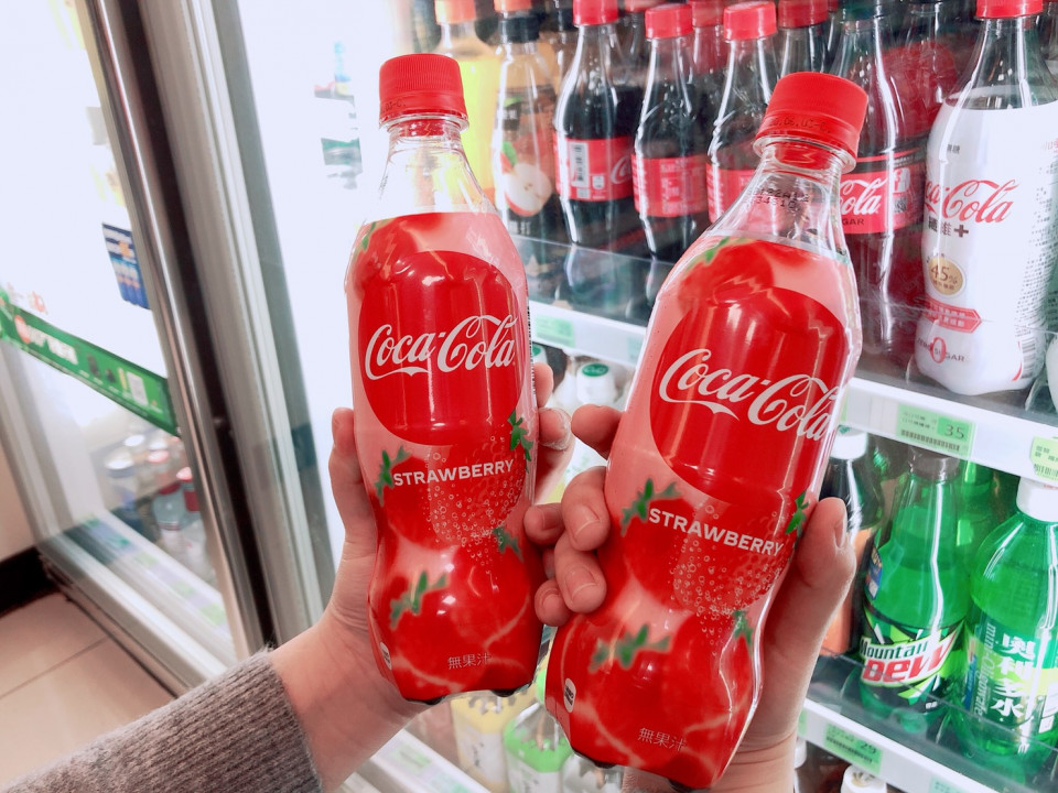 全球第一支！日本爆紅「草莓可口可樂」登台，限量24000瓶、全台灣就只有這裡買得到！ @蹦啾♥謝蘿莉 La vie heureuse